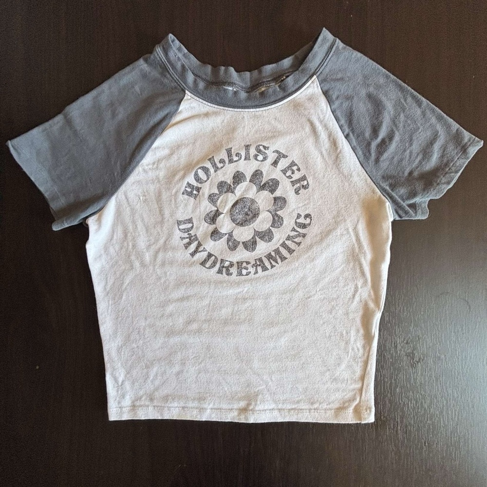 Hollister White Short Sleeve Graphic Tee